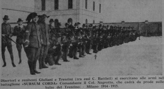Disertori  e renitenti Giuliani e trentini (tra essi C. Battisti) si esercitano alle armi nei battaglione SURSUM CORDA. ... - foto