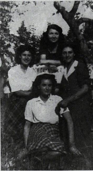 Nel 1945 a Pola le .sorelle Bruna e Ines Dessardo, Gigliola Farsetti ...- foto