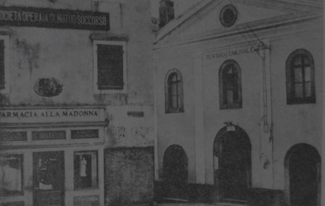 Vecchia fotografia scattata nella Piazza del Fontego a ricordare tre importanti soggetti cittadini la Farmacia, la Sede dell'Operaia ed il Teatro Comunale di Albona d'Istria - foto
