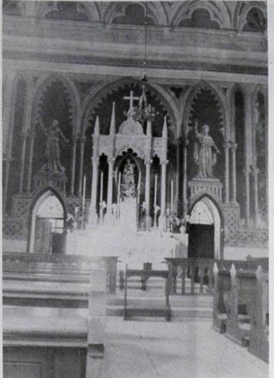 Interno della chiesa della Madonna delle Grazie in Siana; a fianco dell'altare San Francesco d'Assisi e Santa Caterina da Siena - foto