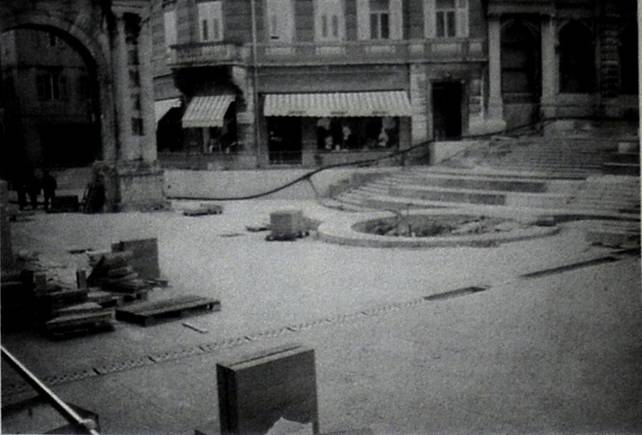 Vi mando questa foto in cui si vede cosa a successo intorno all'Arco dei Sergi; la scaletta a sparita per far poste alla scala dei sospiri; povera Pola mia (S. Alma)