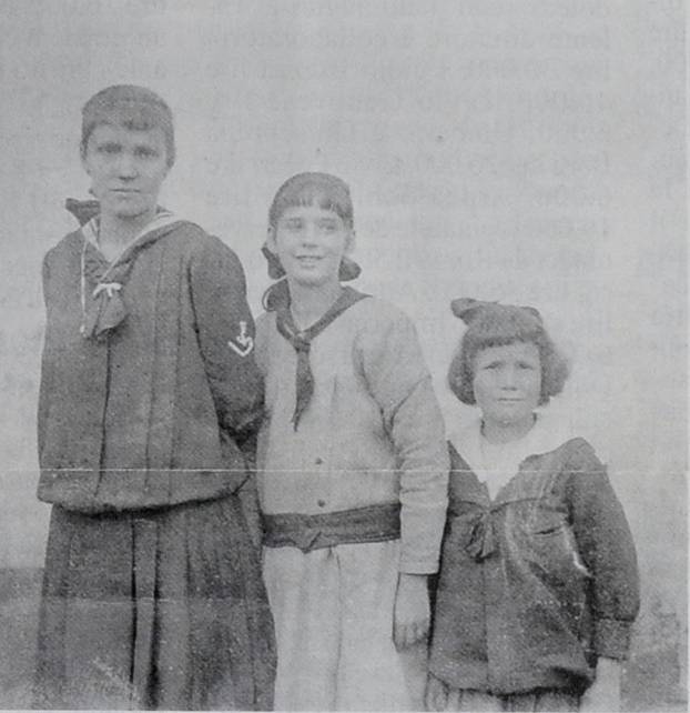 Memorie di famiglia in una foto databile intorno al 1920: ... - Liana De Luca - foto